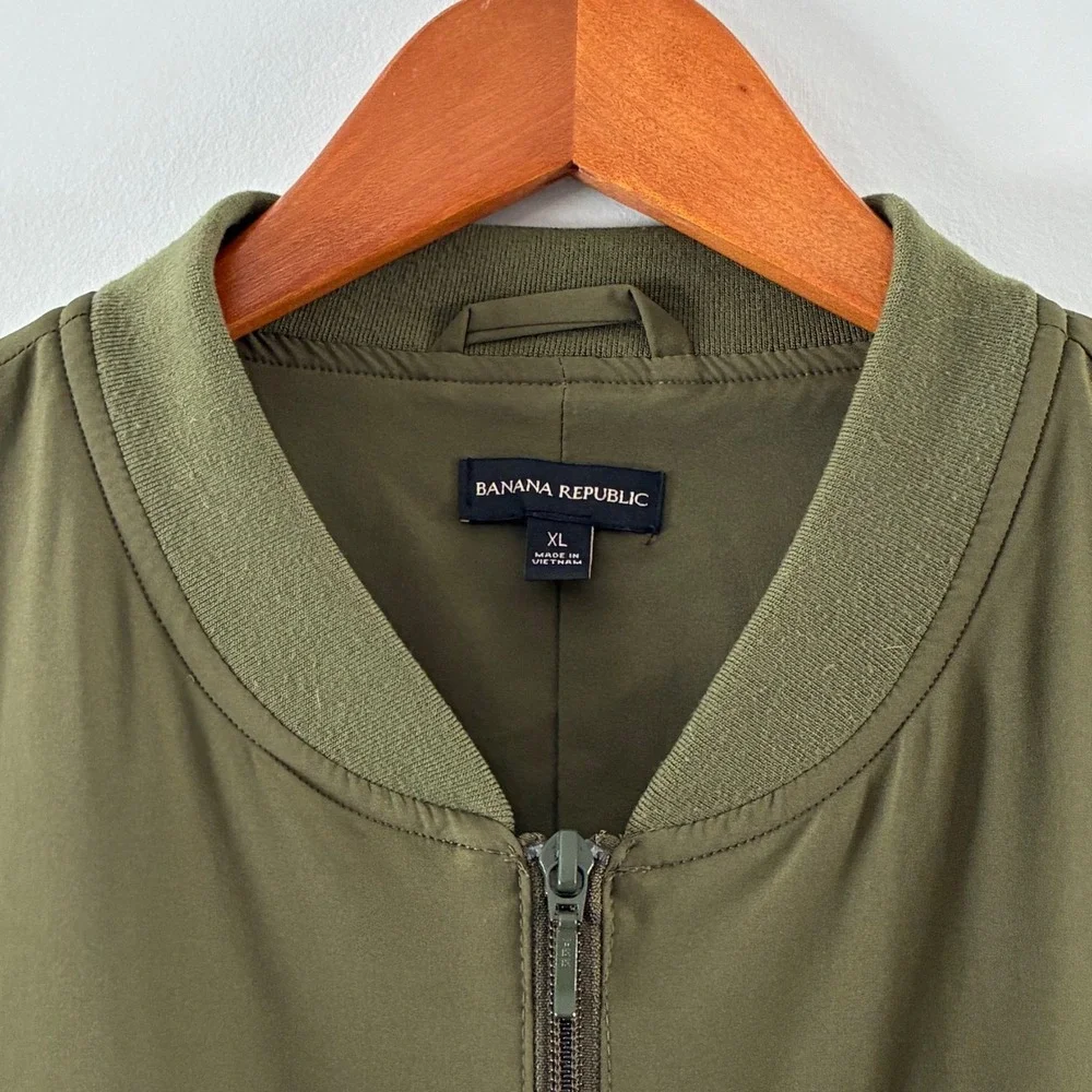 Banana Republic Mens XL Motion Tech Bomber Jacket Olive Green Full Zip Stretch